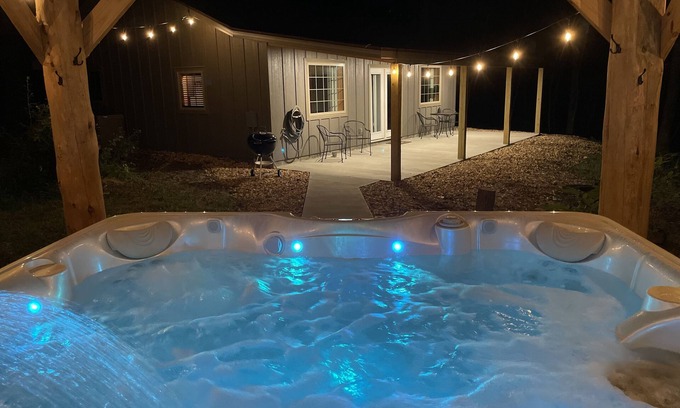 Anna Cabin | New cabin in the woods with private hot tub