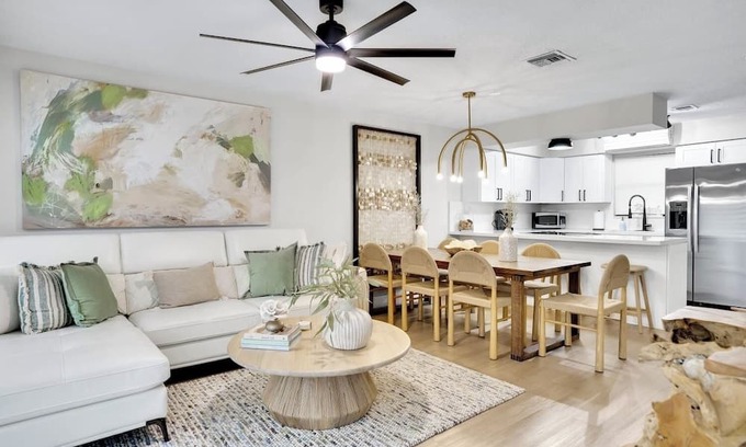 Key Largo House | NEW! CASA PALMA OCEANSIDE -GOLF CART, 2 KING SUITES, POOL, BEACH, PICKLE, KAYAKS