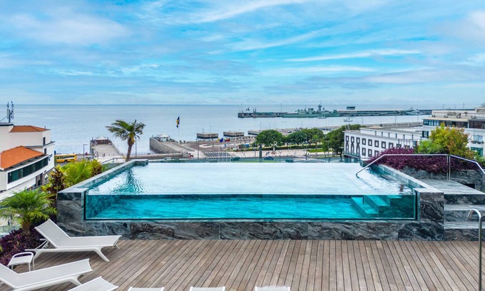 Se Apartment | New & Central with Terrace & Grill @ Savoy Insular