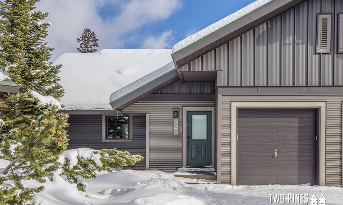 Big Horn Condo | New Charming Big Horn Ski-In/Out Home! Cozy Fireplace, Walk to Resort!