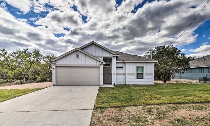 Granite Shoals House | New Charming Hill Country Home next to Lake LBJ
