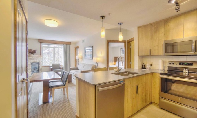 Cougar Creek Condo | *NEW* Chic Remodelled | 2HOT TUBS | Top Rated Resort | MINUTES TO BANFF