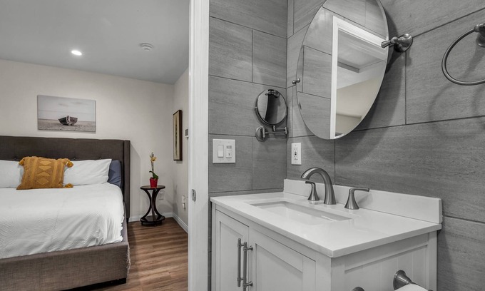 Valley Glen Apartment | New! Coldwater Modern Studio Guest House