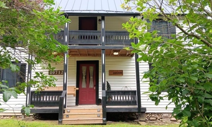 Tellico Plains House | NEW! Connie's Retreat - 3 Bedrooms, 2 Baths, Sleeps 11