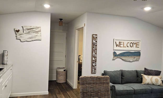 Sequim House | New Cozy Beach Bungalow, only a 1/2 mile walk to beautiful quiet Beach