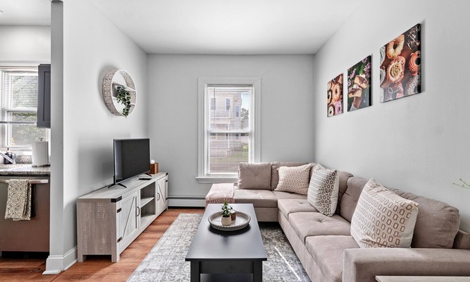 Elmhurst Apartment | NEW! Cozy home away from home, Walkable restaurants and cafes, spacious layout