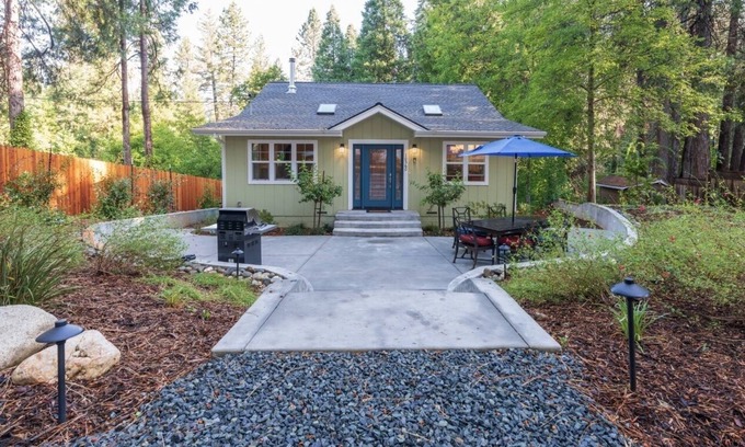 Nevada City House | New, Cozy home- walk to downtown!