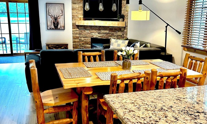 Utica House | NEW ! COZY , RUSTIC 2-bedroom townhome Near STARVED ROCK !