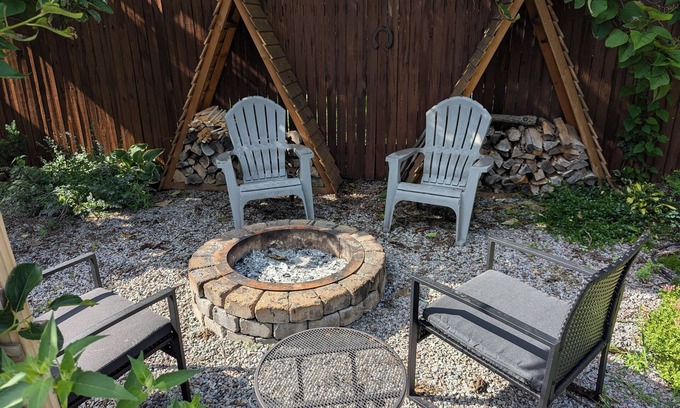 Audubon Park House | New Crib on the Block, a 90s pad! A respite for the weary time traveler.