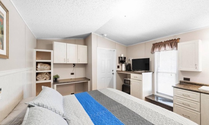 Kingston Apartment | NEW! DazeOFF too(Suite 7) - Pet Friendly Suite by The Lodges at Fossil Creek