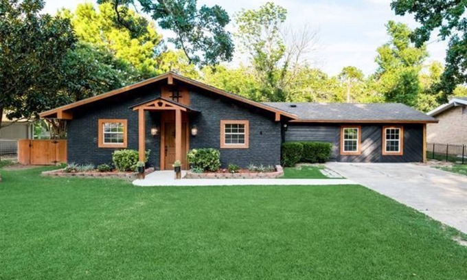 Cedar Creek Reservoir Cottage | New! Entire beautiful lake house on a quiet cove