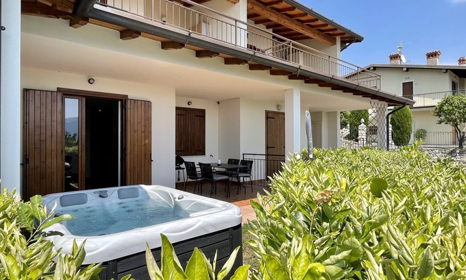 Oldesio Apartment | New exclusive holiday flat "Suite Perlago" with garden and private whirlpool