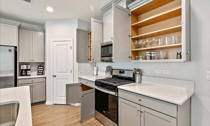 Southside House | NEW EXCLUSIVE Townhome near E-Town, Shops, & Beach