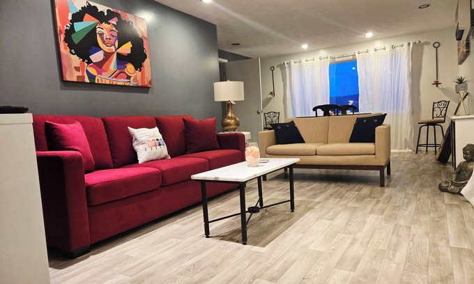 Scranton Apartment | NEW ! " Extended Stay " 2 bed spacious retro flow with fire place -min from DT