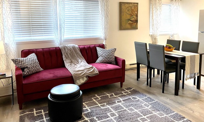 West Woodland Apartment | New & Fab! Centrally located in Ballard