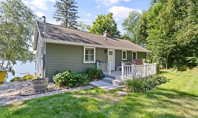 Garrison Cabin | *NEW* Fairytale Lakefront Cottage w/Sleeping Loft