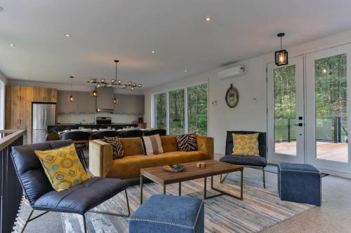La Conception Ski Chalet | New Family Cottage Tremblant-4 Bdrs W Hot Tub