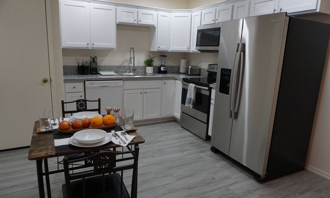 Sunrise Presidio Townhomes Apartment | New Foothills Private Studio w/garage and full kitchen