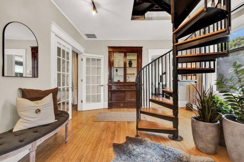 Lower East Side House | NEW! Fun & style Eastside MKE Best Day Townhouse