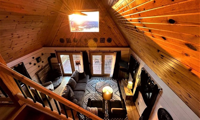 De Soto Cabin | NEW! GRAND VIEW - Rustic Ridge Chalet, hot tub, river view, privacy