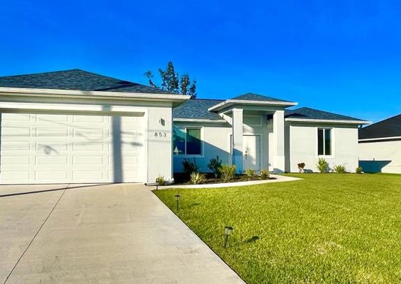 Trafalgar House | New house with canal view in Cape Coral