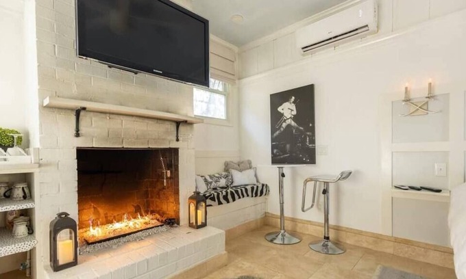 Haynes Area Apartment | NEW King Bed | Clawfoot Bathtub | Fires | Hot Tub