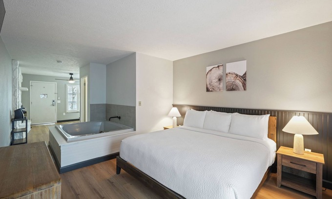 Townsend Hotel | New King Suite Getaway: Fireplace & Jacuzzi