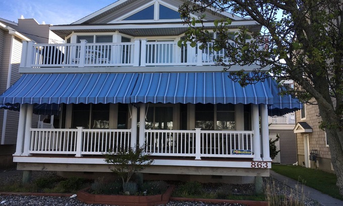 North End House | New kitchen-Beach/Bdwk 2 min walk-2.5 baths-Many Amenities! BIG porch w awnings
