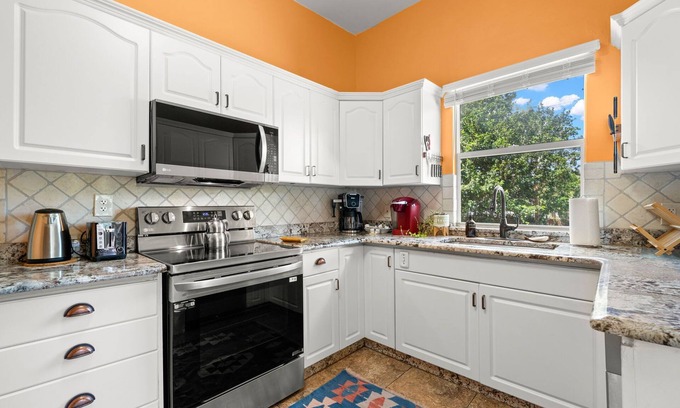 Dixieland House | NEW Lakeland Landing Cute Bungalow by Downtown