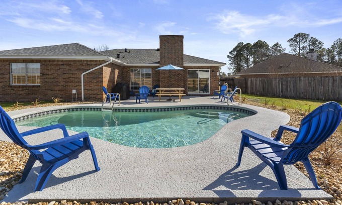 Myrtle Grove House | NEW! Large Modern 3B2B King bed Pool on-site, beach nearby 70"TV
