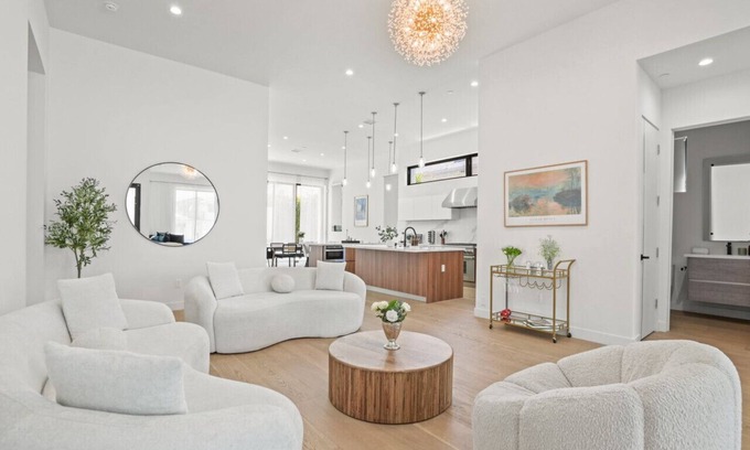 McLaughlin House | New Lavish Elegant 3Bd Family Home MarVista Pet Ok