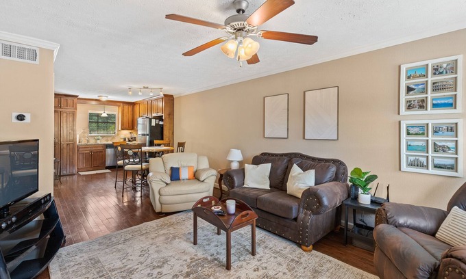 Auburn Apartment | New Listing! 2/2 Auburn Apartment ~ Pets Welcome!