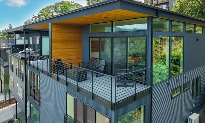 Hood River House | NEW LISTING, 4 bed, 3.5 bath, amazing view w/an elevator