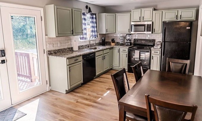 Lupton City House | NEW LISTING! Beautiful 3 Bed, 2.5 Bath Townhouse by RedAwning