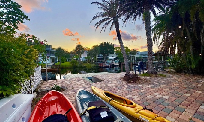 Weeki Wachee Gardens House | New Listing! Dockside Palms Weeki Wachee-Spring Fed Canal-Boat Friendly!