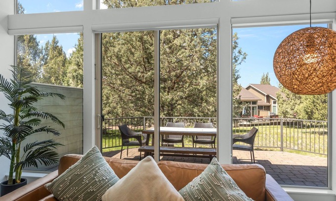 Redmond House | New Listing! Eagle Crest - Remodeled - Fireplace - Large Back Patio