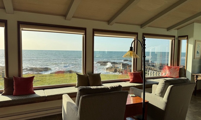 Yachats House | NEW LISTING! Fantasea! Enjoy dramatic crashing waves, fireplace, dog friendly!