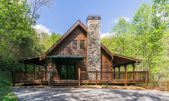 Dahlonega Cabin | New Listing! Lakeview Retreat-3-Bed/3-Bath/HotTub/Ping-Pong/Lake!