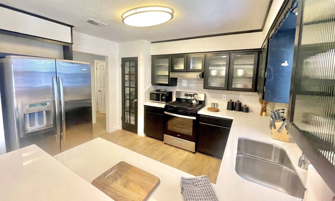 Southwood Valley House | NEW LISTING Mid-Century Modern, The Oliver Retreat, in Aggieland - Sleeps 10