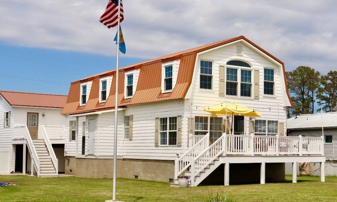 Long Neck House | New Listing! Osocozy. Waterfront home on the Indian River Bay. Lovely views!