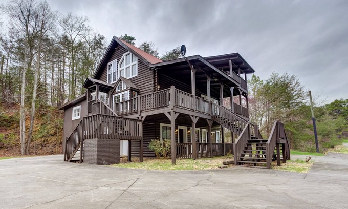 Ranger House | New listing! Perfect home w/ game room, balcony views, & full kitchen!