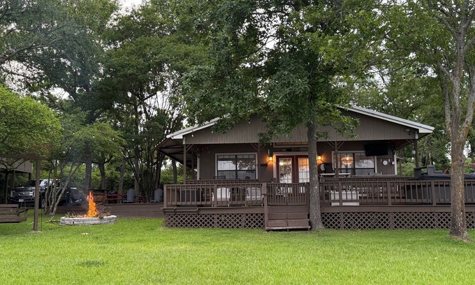 Robertson County House | New Listing - Private Lake Retreat with 2 Homes, 5 Bedroom, Hot Tub, and more