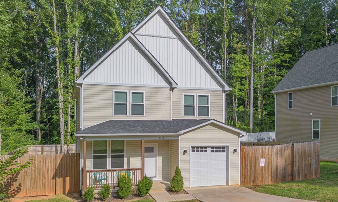 Paw Creek House | New Listing! Sleeps 11~Hot Tub~Fenced In Backyard