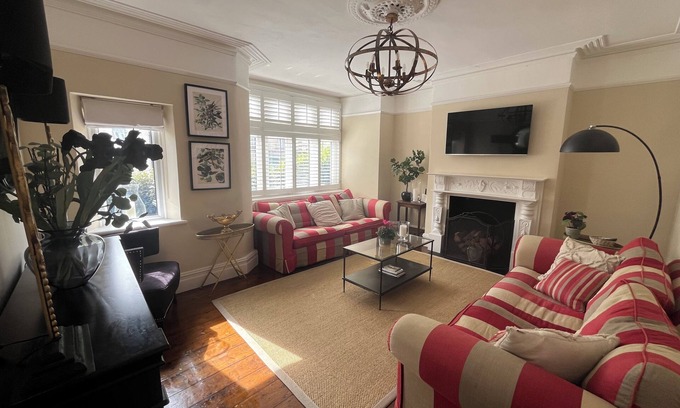 Bath House | NEW LISTING -Stunning Town House City Centre- FREE PARKING!
