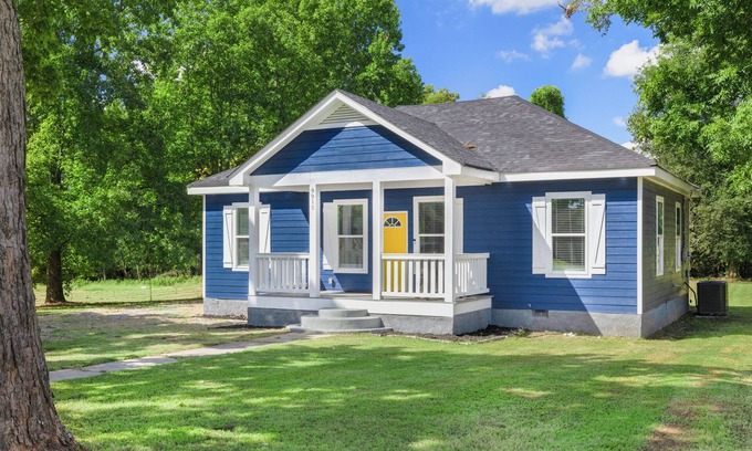 Atoka House | “New listing” The Blue Farm House!