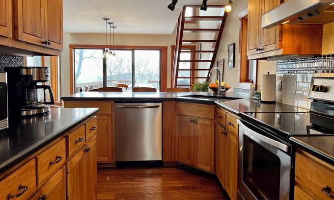 Treeloft House | NEW LISTING! Cozy retreat with Mountain Views, Hiking & Ski-Out @ Tyro