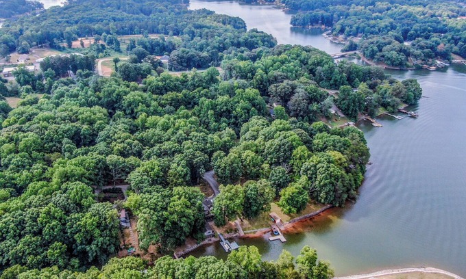 Sherrills Ford Cottage | New listing! Waterfront cottage w/boat dock, hot tub