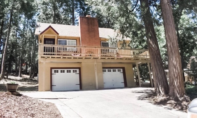 Mi-Wuk Village Cabin | NEW-Lofty Pair Cabin Retreat : Lakes,Casinos,Skiing & More!
