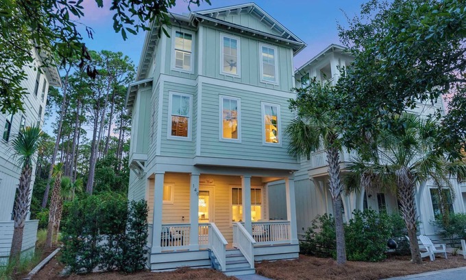 Treetop House | New Lux Downtime Seacrest Pet Friendly, Pool, Beach Access , Bikes