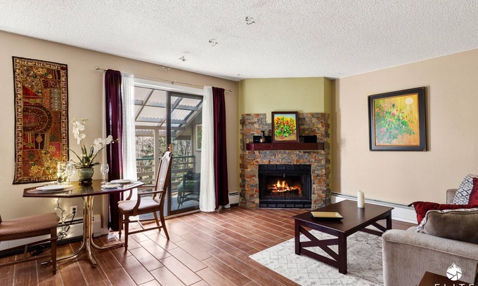 Spenard Apartment | New Luxurious and Cozy top floor Condo , wifi and close to the airport.